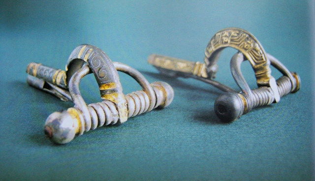 Crossbow fibulas. 5th-6th c AD. Silver, gold. Vidgiriai burial ground, Pagėgiai district. Photograph by K. Demereckas