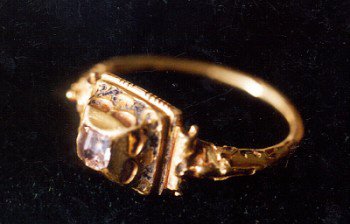 Piliavietėje rastas renesansinis žiedas su deimanto akute.  K. Demerecko nuotr.