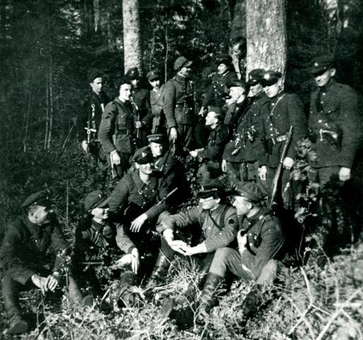 „Kęstučio" ir „Žemaičių" apygardų partizanų susitikimas. Apie 1947-1948 m.