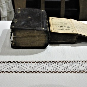 Šventadienio staltiesė ir religinės knygos, naudotos surinkimuose