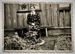Karolina Urtė Dotaitė (1897–1982) savo gėlių darželyje, Kisinių kaime apie 1970 metus