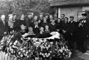 Kristupo Reizgio laidotuvės 1963 m. rugsėjo mėn. Fotografas nežinomas / Iš I. E. Kuzmienės šeimos albumo