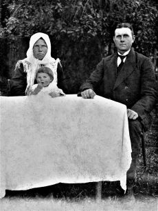Marė Reizgienė ir Kristupas Reizgys su pirmagime dukra Anna. Apie 1922–23 m. Fotografas nežinomas / Iš I. E. Kuzmienės šeimos albumo 
