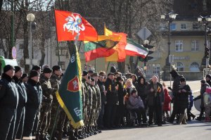 Vasario 16-oji Klaipėdoje, plevėsuojant vėliavoms, 2015 m. Tarp jų Lietuvos Respublikos valstybinė, istorinė ir Mažosios Lietuvos bei Klaipėdos miesto ir Lietuvos šaulių sąjungos Vakarų (jūros) šaulių 3-osios rinktinės vėliavos. E. Chachlovo nuotr.