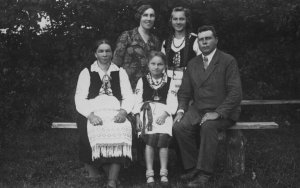 Klaipėdos krašto ūkininko A. Stubros šeima su rašytoja I. Simonaityte / MLIM nuotr.