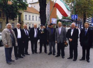 Grupė MLRT Klaipėdos krašto skyriaus narių su svečiais. Mažosios Lietuvos vėliavą laiko MLRT pirmininkas V. Šilas. Iš dešinės trečias stovi akademikas, hab. dr. Domas Kaunas. Šalia V. Šilo stovi dr. Vytautas Čepas. 2011 09 23. P. Šmito nuotr.