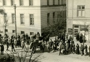 1939 m. kovo 22 d. prie Žydų tautinio banko ir Žydų susivienijimo draugijos Turgaus gatvėje. Nuotrauka iš Klaipėdos apskrities viešosios I. Simonaitytės bibliotekos AdM archyvo