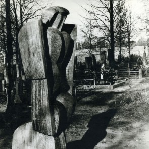 Onos ir Prano Gražių šeimos antkapis. 1979 m. Duokiškio kapinės, Rokiškio raj.  