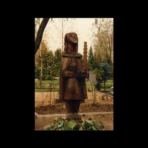 (Pavardė nebeįskaitoma) Vaizduojama mergaitė su verba. Romainių kapinės, Kauno raj.