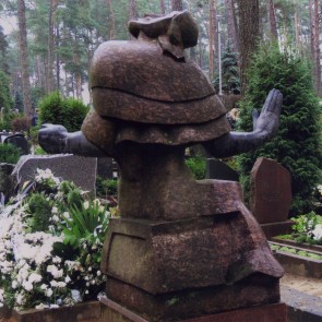 Jurgio ir Janinos Varžinskų kapavietė.  1987 m. Karmėlavos kapinės, Kauno raj.