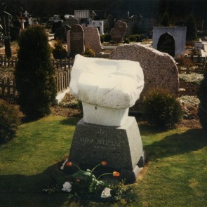 Irenos Bružienės antkapis (neišlikęs). 1992 m. Lėbartų kapinės, Klaipėda