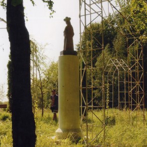 Šv. Marijos skulptūra išnykusio Tarvydų kaimo vietoje.  1993 m. Klaipėdos raj.