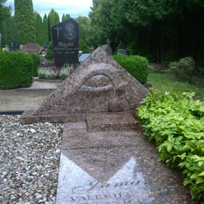 Paminklas Valerijos ir Stepono Jomantų šeimai. 2005 m. Pajeslio kapinės, Kėdainių raj.